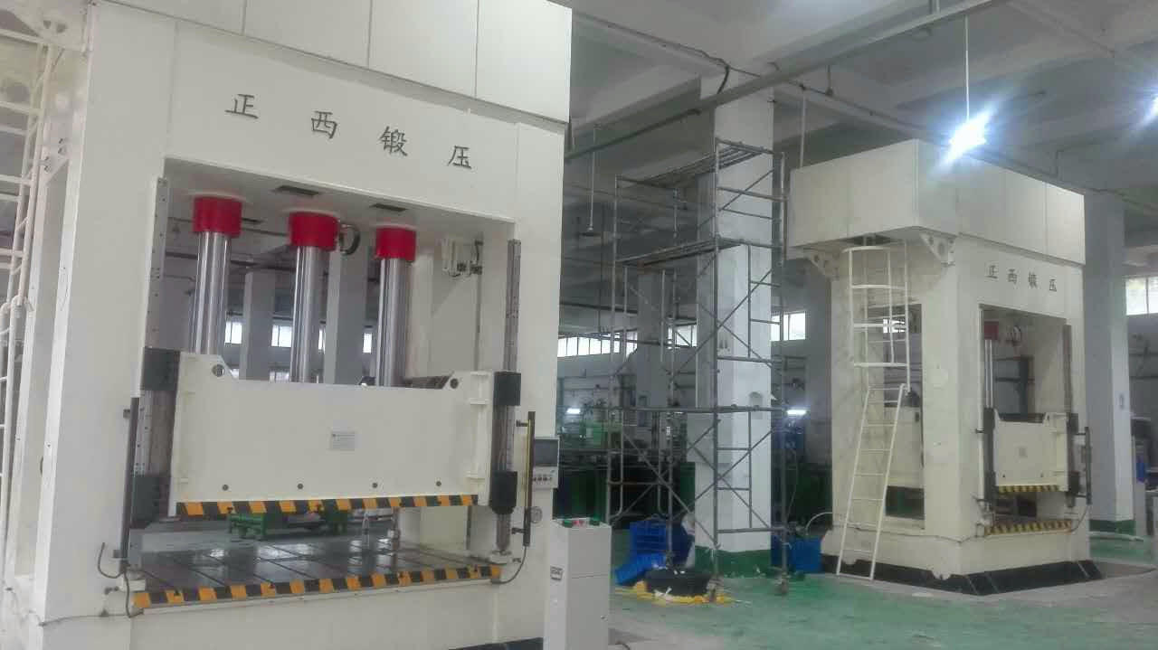 此批設備為重慶客戶一次性向我公司訂購的機器，在所有公司員工的努力下，我們在規定的時間內向客戶交貨并調試完成。