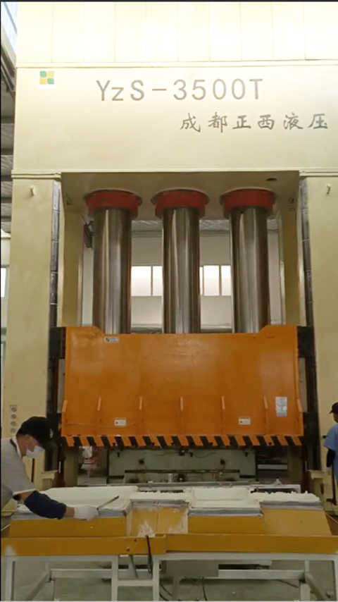 山東淄博液壓機(jī)需求客戶定制的3500噸框架液壓機(jī)圓滿交貨了，祝賀！